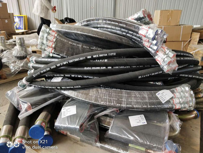 推土機SD16/Sd22/SD32/D85柔性橡膠液壓水散熱器高壓氣體軟管 推土機SD16/Sd22/SD32/D85柔性橡膠液壓水散熱器高壓氣體軟管